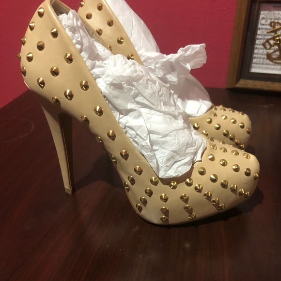 New ALDO Nude Stud Heels - Picture 2 of 3